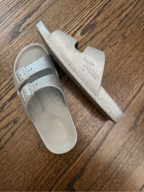 Freedom Moses rubber Glitter Slide Sandals in metallic silver - size 35-36